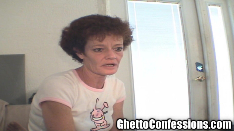 Ghetto Confessions: Deprimovaná babička kouří péro pro britskou strusku v ghettu kouření...