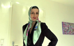 Lady Victoria Valente: Lady victoria Valente zeigte elegante satin-kopftuch-schal-königin