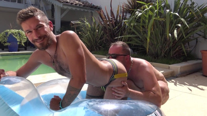 Gaybareback: Français jumelle se fait baiser sans capote par un mec...