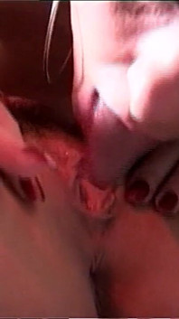 Dua biseksual vintaj matang menghisap zakar besar sehingga pancut ke dalam mulut mereka
