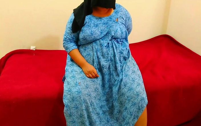 Aria Mia: Madrasta rabuda milf presa debaixo da cama quando limpa o...