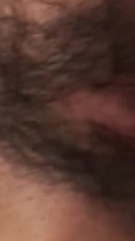 Büyük memeli orta yaşlı seksi kadın ıslak kanepede genişliyor