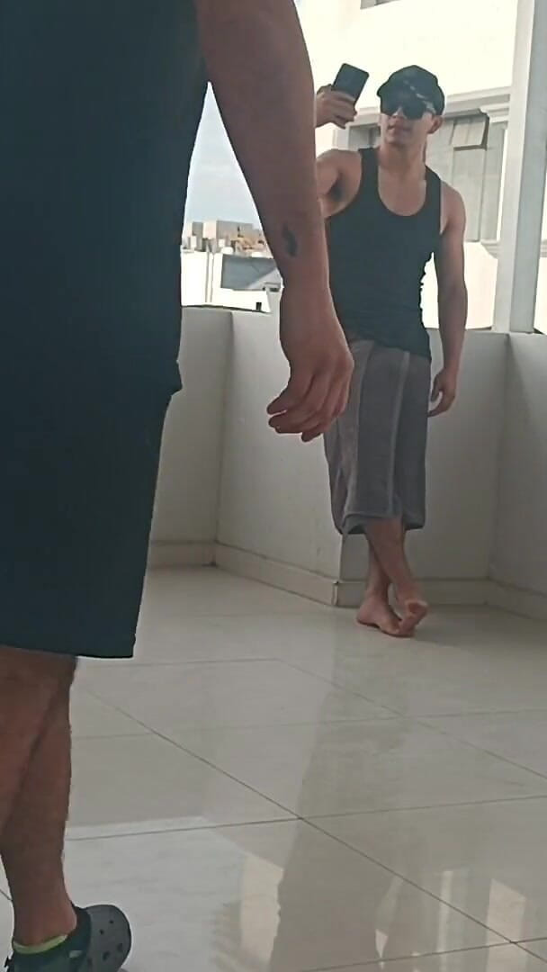 Bare skin man: Trên sân thượng