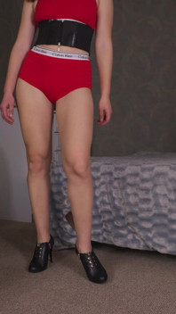 Fetisj met lange benen op hoge hakken en Calvin Kleins
