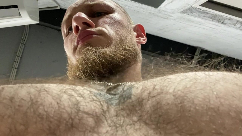 Hunky time: Schweißfeuchtes haar