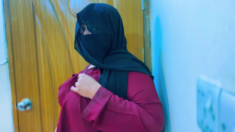 Aria Mia: La cameriera bollente egiziana diventa super arrapata inizia a masturbarsi...