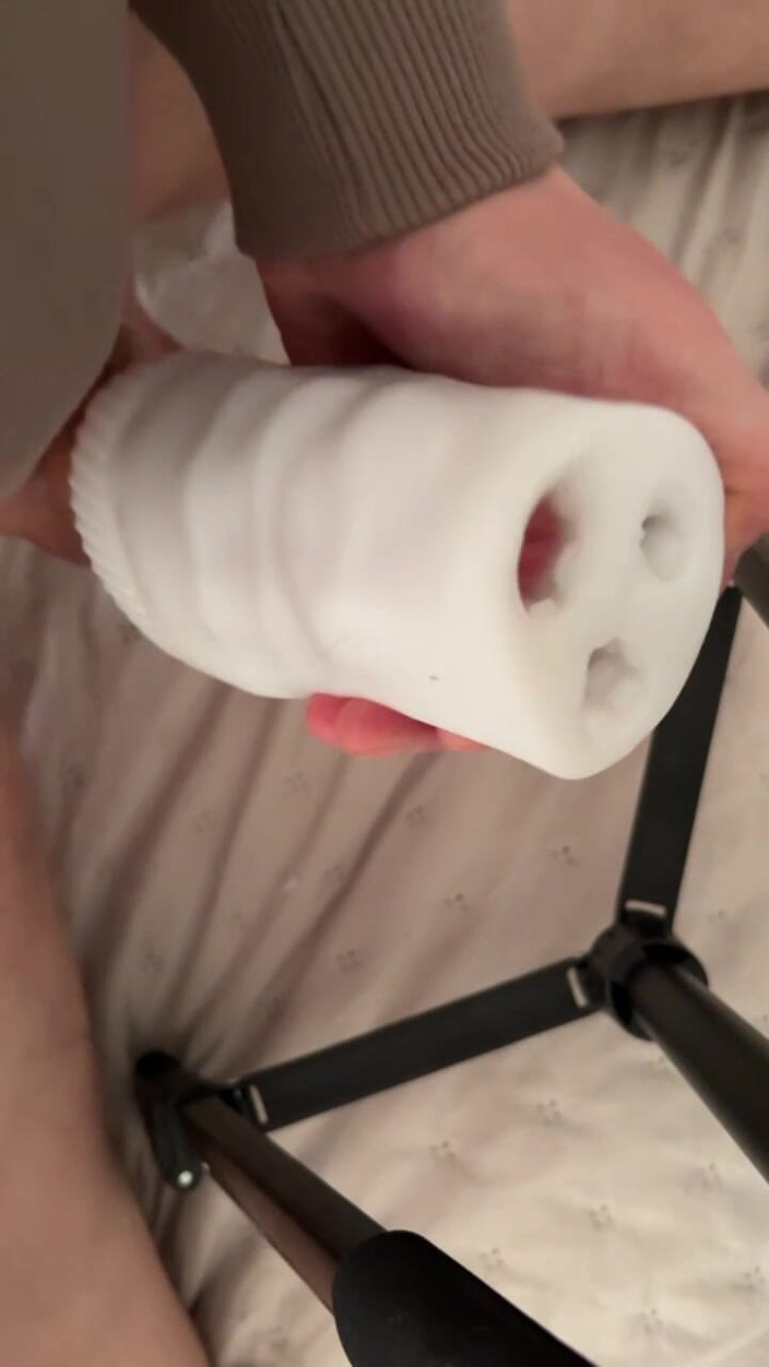 Dosstoevsky: Huge zničil vibrátor Fleshlight a naplnil ho spermatem