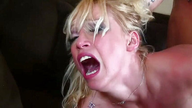 Backdoor Films: MILF blonde berkongkek kasar