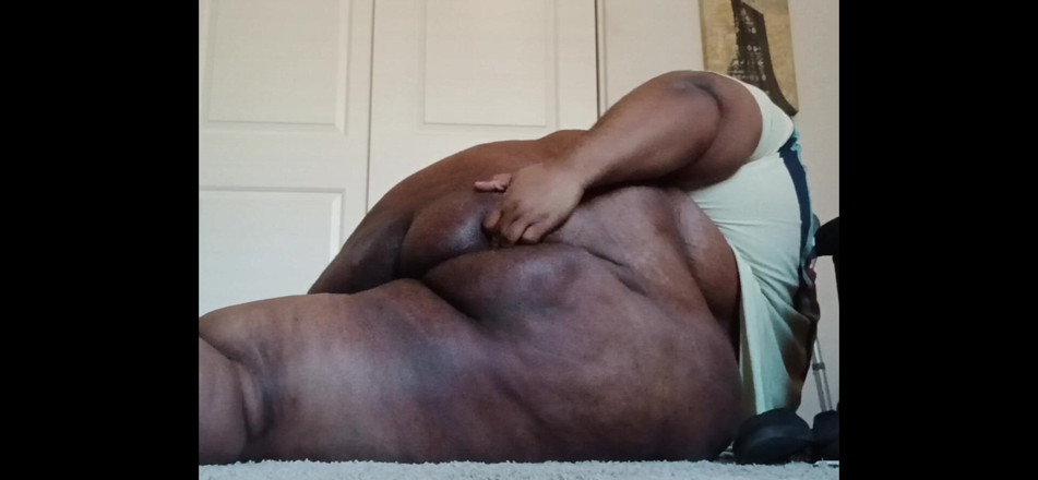 FantomeBi: La sissy super grasso ebano prende plug anali e dildo...