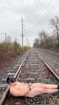 jokastraip men baarish se lathapath eshiyaee manspeshiyon vaala bhagvaan peks uchhalta hai, vi-tepar dikhaata hai aur tren ki patriyon par uska bhaari bhaar khaata hai