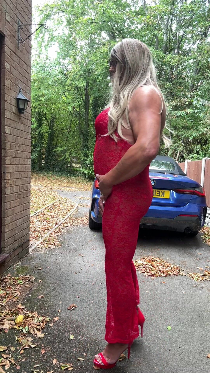 Kellycd2022: Sexy Crossdresser Kellycd2022 v sexy červené kombinéze a podpatcích