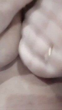 無垢なasmrの乳首プレイで8分間の天国