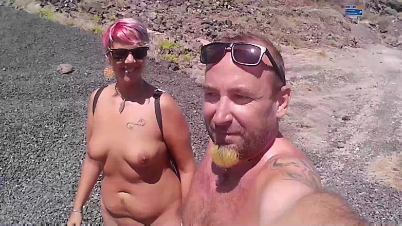 bekycarril: Pár je nahý na turistice poblíž pobřeží