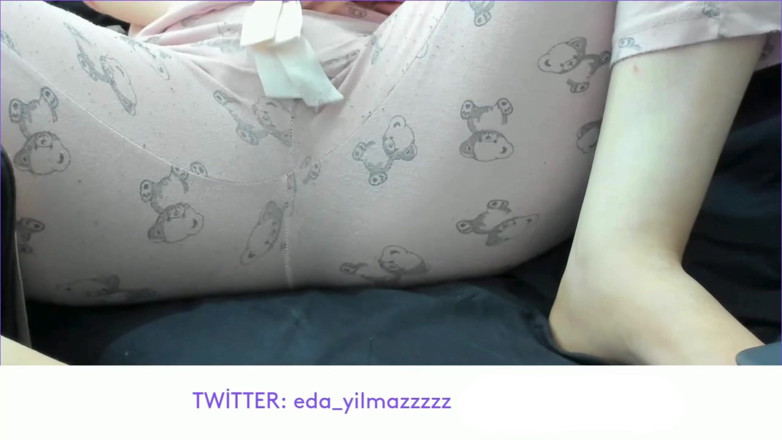 bigass_sexy_bigboobs: Pajama si masturba- strofinando la figa con il pigiama