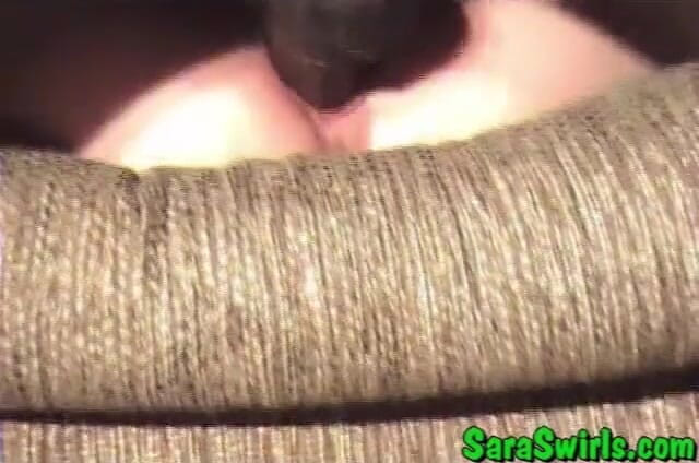 Sara Swirls Interracial Cuckold Erotica: Rött huvud cuckoldress Sara Swirls blir van vid stora svarta...