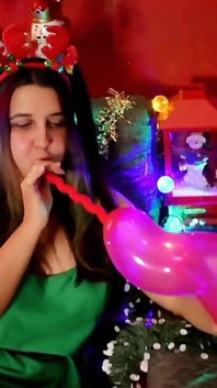 Fanatik balon menungganginya saat Natal.