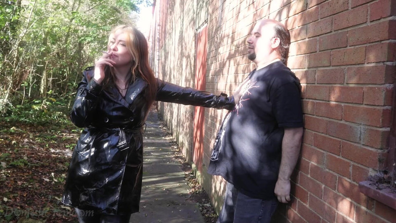 Domestic femdom: Elle Utilise Un Inconnu Comme Cendrier