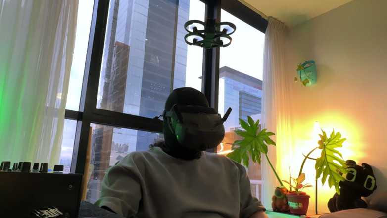 Macabreink: 飞行时看到邻居锻炼时感觉很阴郁