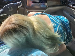Mama Foxx94: A Sneaky Blowjob in the Car