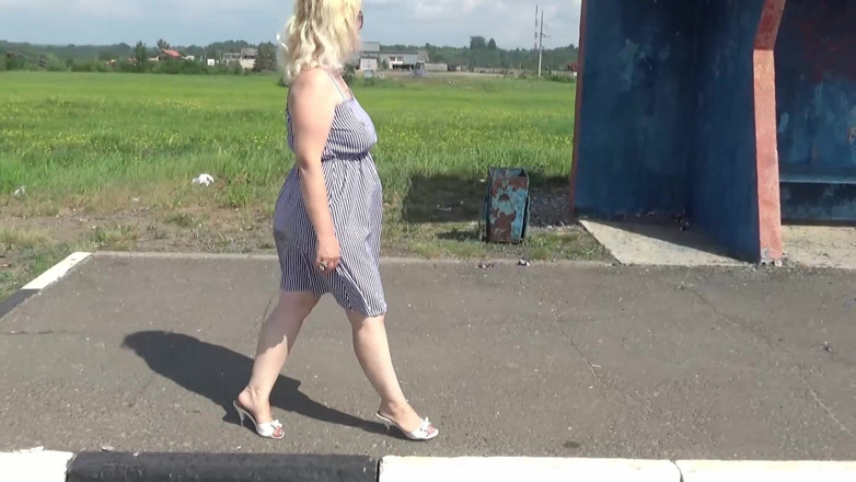 Lady Rose pee pee: Golden Rain 76 - pipì alla fermata dell'autobus