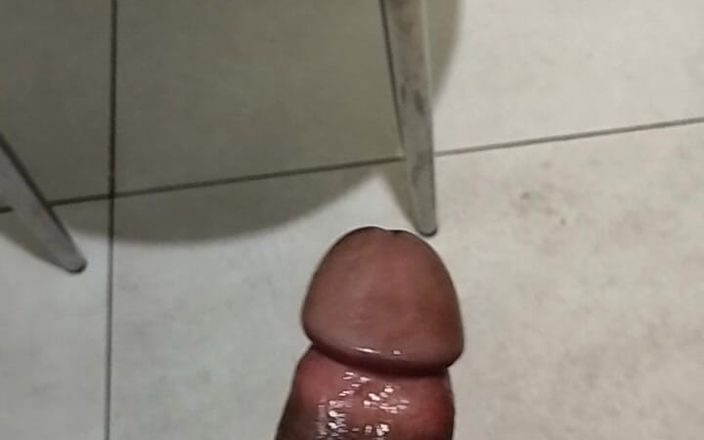 Blackcock83: Un eccitante video di masturbazione