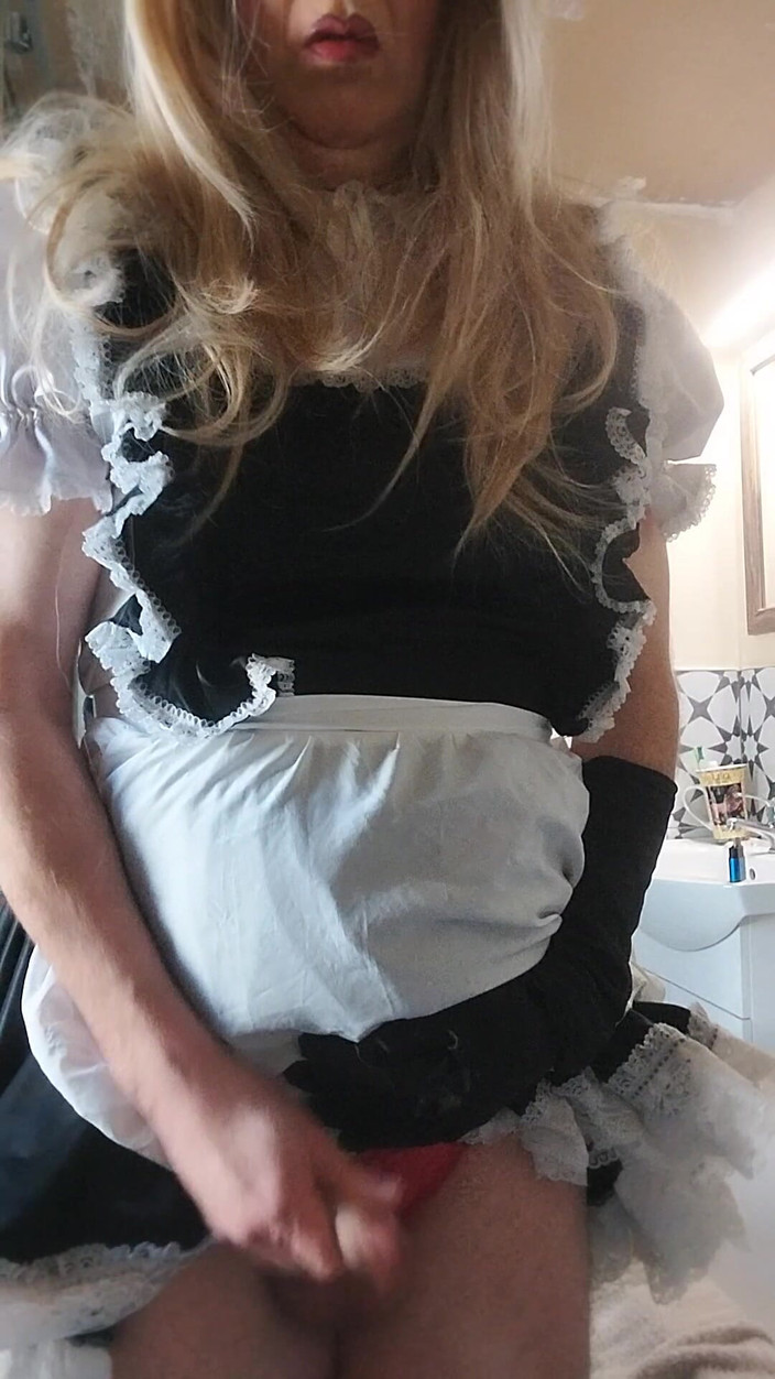 Cindy Belfast: Freches Sissy-zimmermädchen kommt im dienst