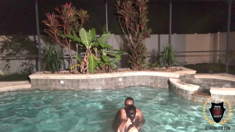 Rome Major: Romalı büyük sırılsıklam ıslak havuz kenarında yüze boşalma