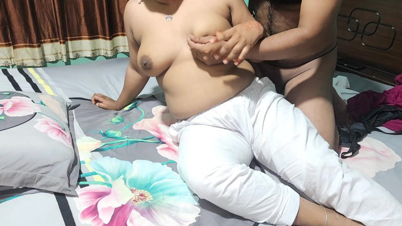 Banglavabi02: La matrigna sorpresa a guardare un film con il suo...
