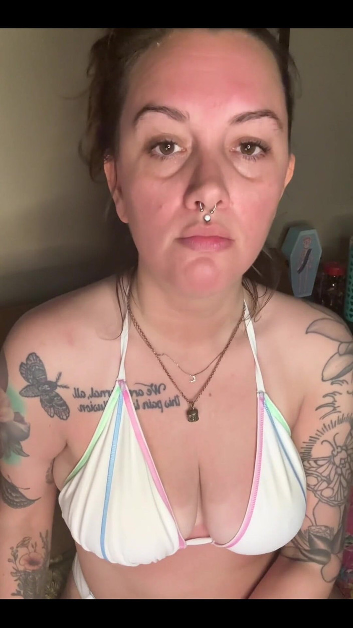 Chery Trees: Chery Trees rokend in een bikini