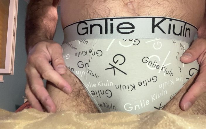 Earl Smile: Earl mostra i suoi nuovi slip per il mese di...