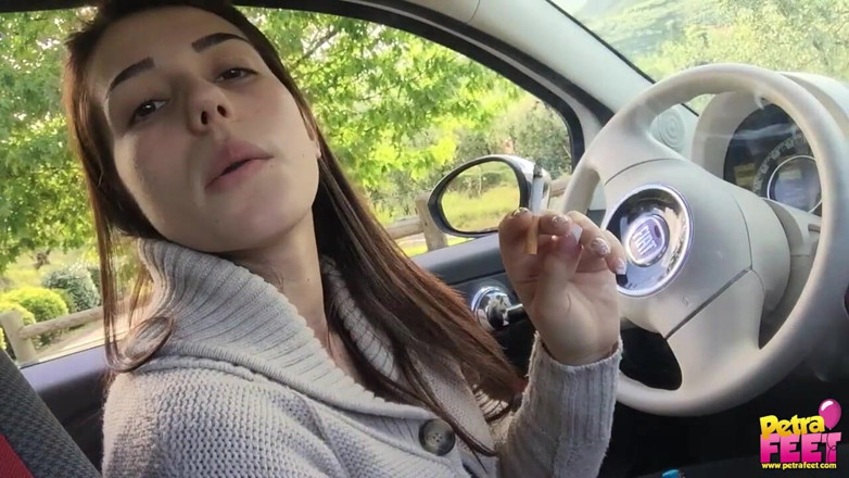 Smokin Fetish: Sexy teenagerka kouří v autě