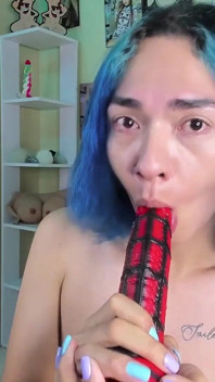 Tu sumisa mariquita te da una mamada