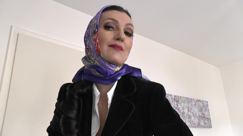 Lady Victoria Valente: Elegantní, Lesklý saténový šátek módní show JOI, Lady Victoria Valente