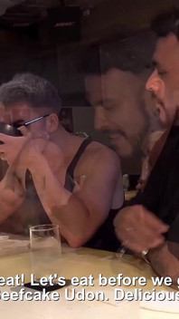 Peterfever Půlnoční Boner scéna první: Beefcake Udon