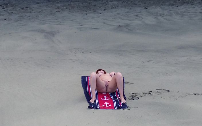 Emma Voyeur: Une déesse sensuelle de la plage naturiste capturée par un...