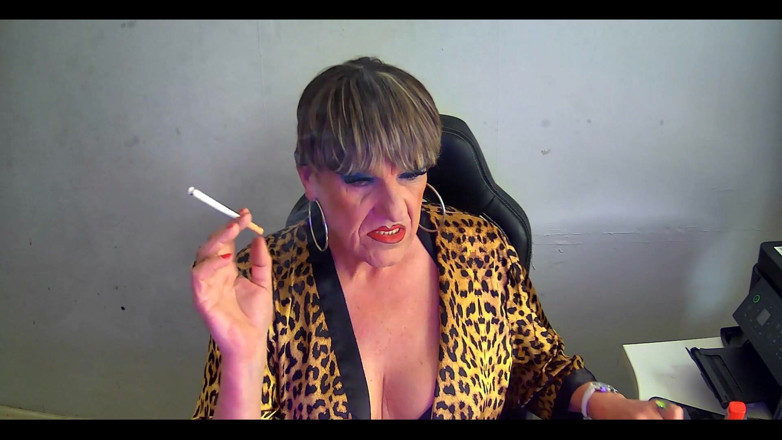 Mature Tina TV: Fumer seule