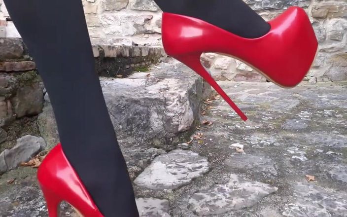 LauraOnHeels: MILF mit schönen beinen und unglaublichen High Heels