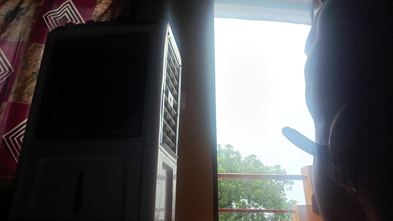 Desi shikha: Une énorme bite se masturbe devant le balcon