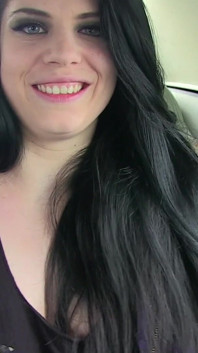 Lucia Love se desnuda en un auto y mea al aire libre
