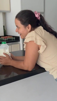 Eu compro leite do meu vizinho, ela me segue e prova meu leite.
