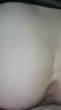 Une MILF sexy en lingerie se fait prendre en levrette avec doigtage de cul