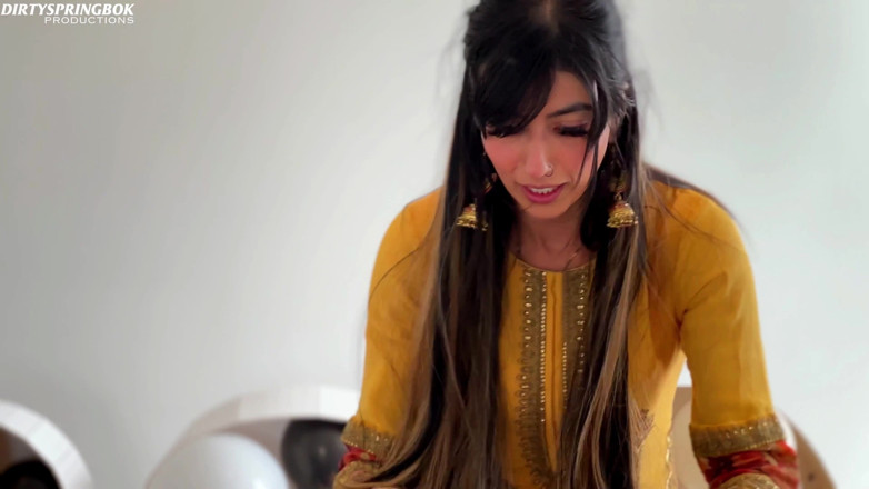Aaliyah Yasin: Aaliyah Yasin Gets Horny Whilst Waiting for Her Guests