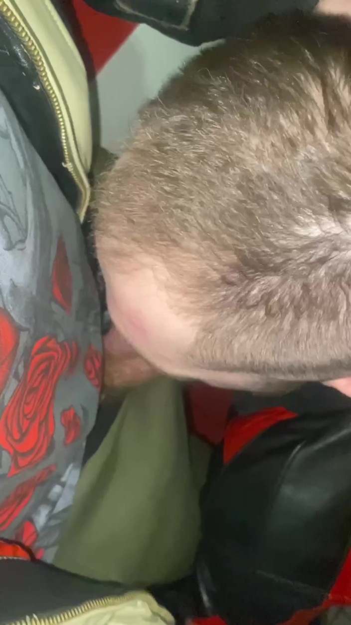 KinkySirius: Кінкісіріус у костюмі Чав Скаллі смокче з ведмедя в шкіряній куртці в туалеті станції