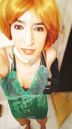 Tammy sissy slave: Tammycrosss暴露在婴儿娃娃上，标记着来自占主导地位的男人的小便