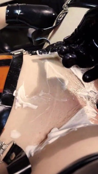Gagged svázaná latexová otrokyně dostane holení kundičky z latexu domina