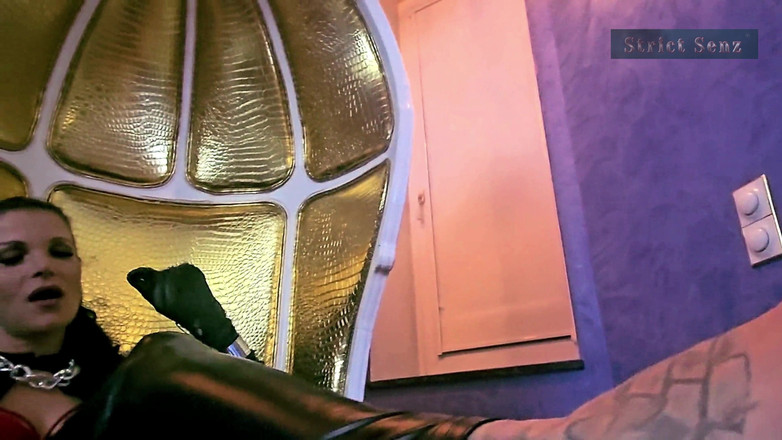 Strict Senz: 독일 여주인이 가죽 장갑을 끼고 발을 재갈 물리는 Stina Stone 펨돔 발 벌기 1부