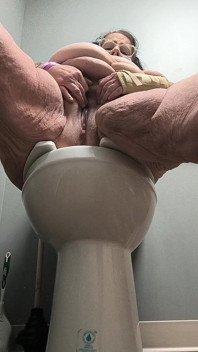Ze geniet ervan om met haar poesje op het toilet te wrijven