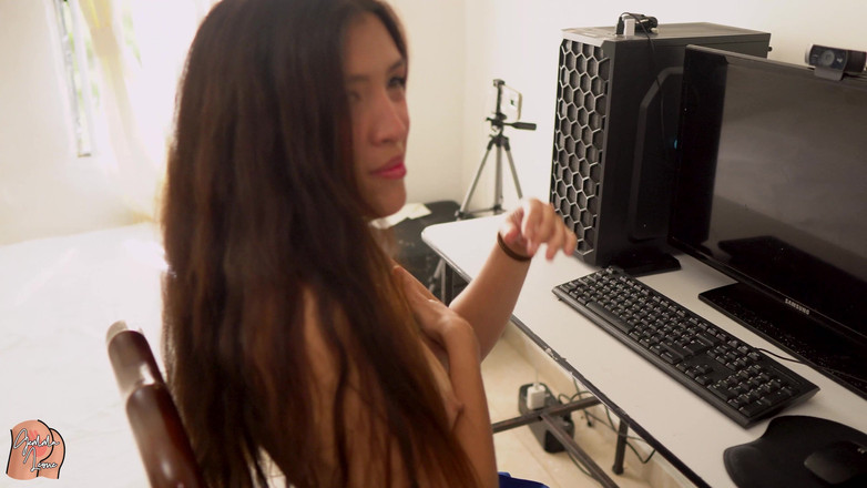 Gemma Leone: 我的邻居在流式传输网络摄像头时抓住了我