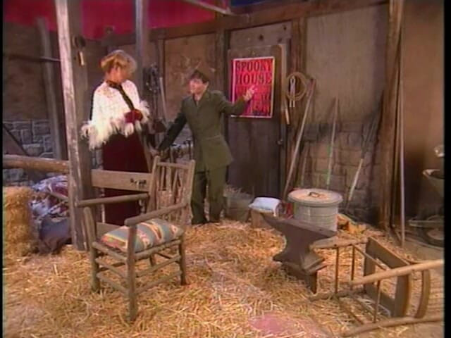 Super Babes: Une blonde prend une bite raide sur une balle de...