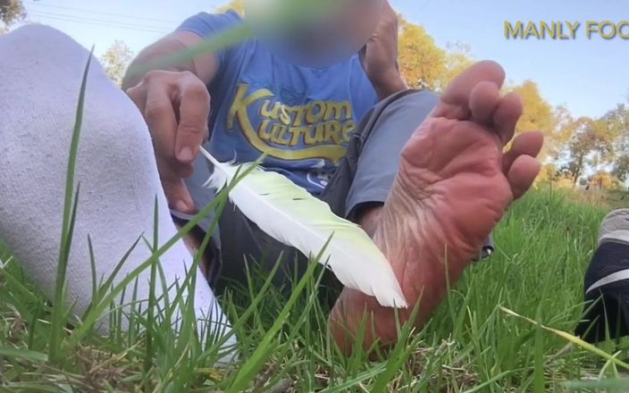 Manly foot: Крошечные белые носки на лодыжке - удивительный инструмент для щекотки, подобрали во время ходьбы - Manlyfoot